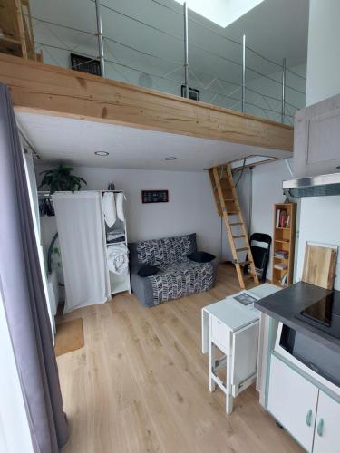 - un salon avec une mezzanine et un canapé dans l'établissement Studio neuf proche Océan, à La Rochelle