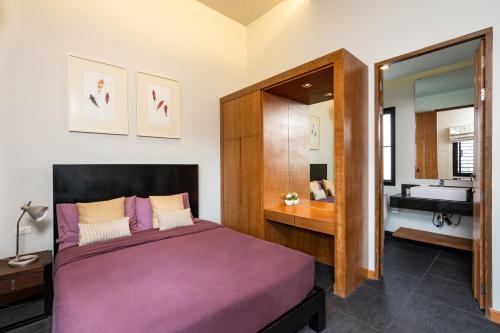 Postel nebo postele na pokoji v ubytování Beautiful 3 bedroom pool villa with 65inch smart tv Located near popular Bangtao beach and laguna Phuket