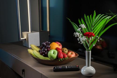  Hotel Holiday International -  Room  picture :   Tea/Coffee maker    Minibar    Shower                           