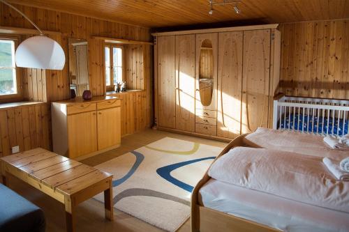 ein Schlafzimmer mit einem Bett und einem Tisch in einem Zimmer in der Unterkunft Haus Schmitten - Davos in Schmitten