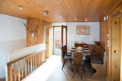 uma sala de jantar com uma mesa de madeira e cadeiras em Haus Schmitten - Davos em Schmitten