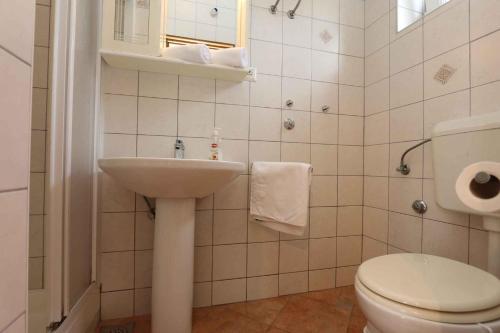 y baño con aseo blanco y lavamanos. en Apartment in Silo/Insel Krk 13433, en Šilo