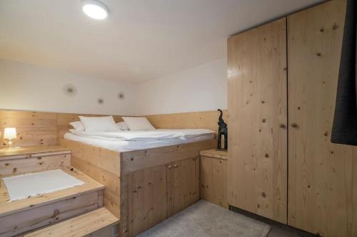 eine Sauna mit Holzwänden und ein Bett in einem Zimmer in der Unterkunft Ales Green in Camorino