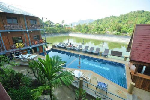 een hotel met een zwembad naast een rivier bij PP Natural Hill in Phi Phi Don