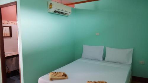 um quarto azul com uma cama com uma caixa na parede em PP Natural Hill em Phi Phi Don