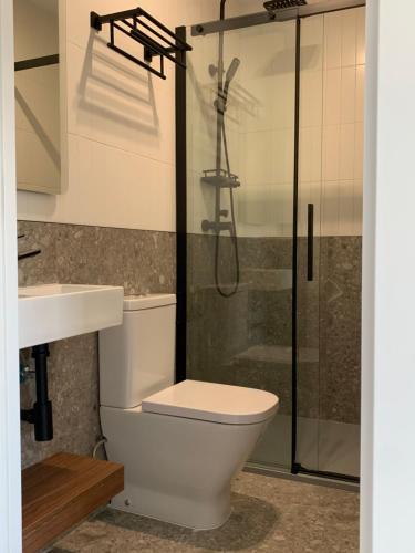 Bilik mandi di Bierzo Habita Apartments