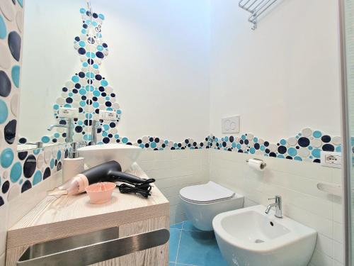łazienka z umywalką i toaletą w obiekcie Il Cantuccio Rooms w mieście Capri
