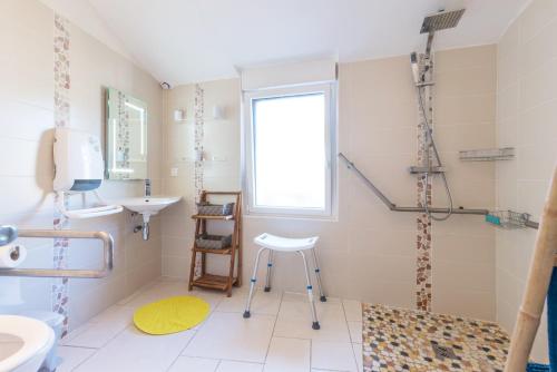W łazience znajduje się umywalka i prysznic. w obiekcie Gîte Le Magourin w mieście Belz