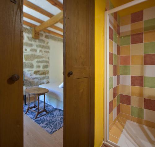 Habitación con baño con ducha y taburete. en Auberge U n'Antru Versu en San-Gavino-di-Carbini