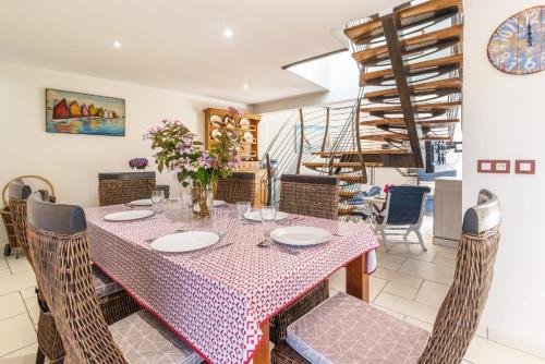 une salle à manger avec une table et des chaises dans l'établissement Gîte Le Magourin, à Belz
