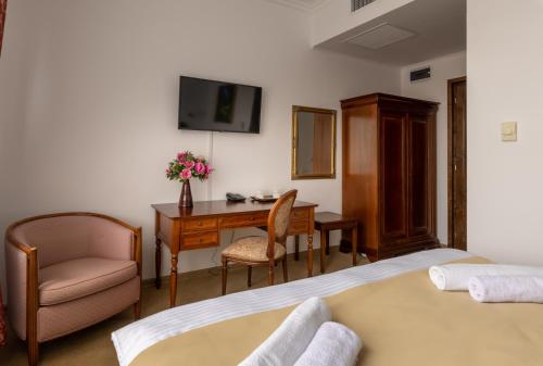 - une chambre avec un bureau, un lit et une chaise dans l'établissement Carolina Heritage, à Alba Iulia