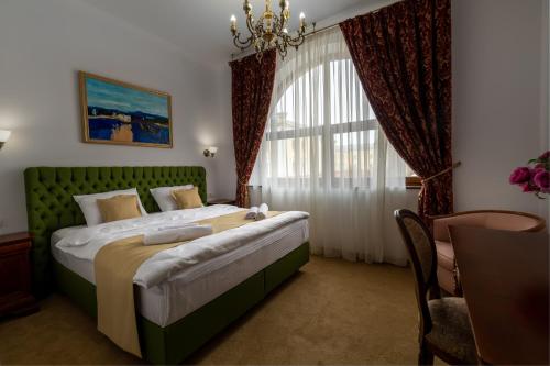 - une chambre avec un grand lit et une fenêtre dans l'établissement Carolina Heritage, à Alba Iulia