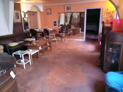 - un salon avec des canapés, des tables et des chaises dans l'établissement 85 M2 Montorgueil Suite WiFi Tout Confort Idéal, à Paris