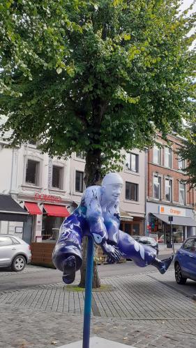 a blue sculpture of a man on a pole at Au Temps de Spa Le 7 Heures in Spa