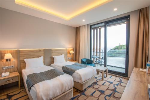 Postel nebo postele na pokoji v ubytování BLUE MUDANYA HOTEL