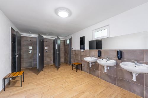 łazienka z 3 umywalkami i 2 toaletami w obiekcie Chatový tábor Malý Ratmírov w mieście Malý Ratmírov