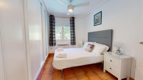 ein kleines Schlafzimmer mit einem weißen Bett und einem Fenster in der Unterkunft Villa Castano J-A Murcia Holiday Rentals Property in Torre-Pacheco