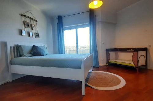 Un dormitorio con una cama grande y una ventana en Ondas de Ofir en Fão
