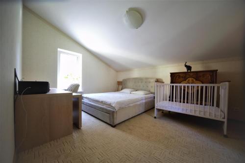 - une chambre avec un lit bébé et une fenêtre dans l'établissement The Paradise House, à Riga