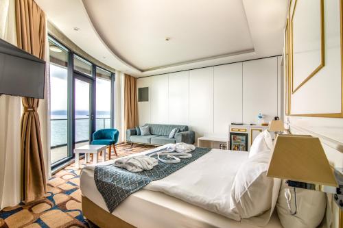 a bedroom with a bed and a living room at BLUE MUDANYA HOTEL in Bursa