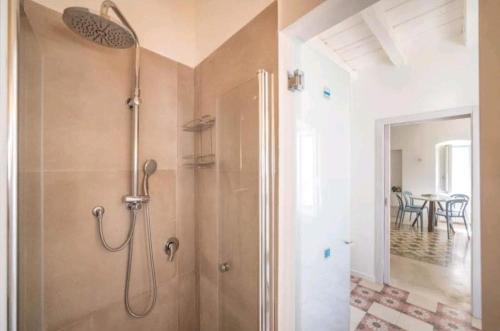 ein Bad mit einer Dusche und einer Glastür in der Unterkunft COMES 33 HOME in Monopoli