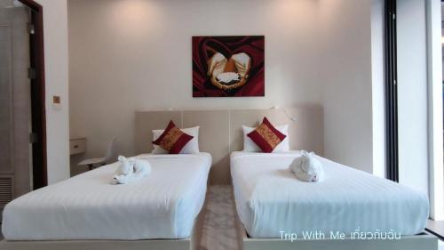 سرير أو أسرّة في غرفة في Siri Nathai Pool Villa สิรินาไทย พูลวิลล่า