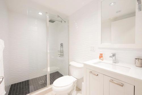ein Bad mit einer Dusche, einem WC und einem Waschbecken in der Unterkunft Beach Living at Island Pine Villas BLSE in George Town
