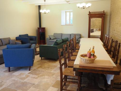Pokój ze stołem, krzesłami i kanapą w obiekcie Château de Parançay - 15 people lodge w mieście Bernay