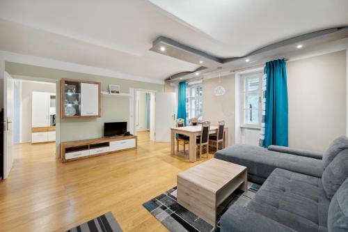 sala de estar con sofá y mesa en Florian's apartments in Mariahilf Vienna en Viena