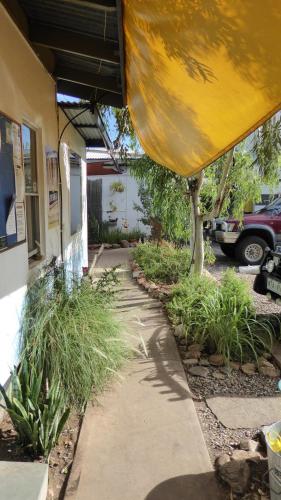 Un jardín fuera de Alice's Secret Travellers Inn