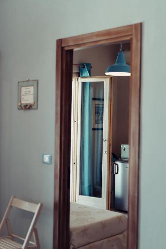 a mirror in a room with a table and a chair at B&B Il Mare In Una Stanza in Ortona
