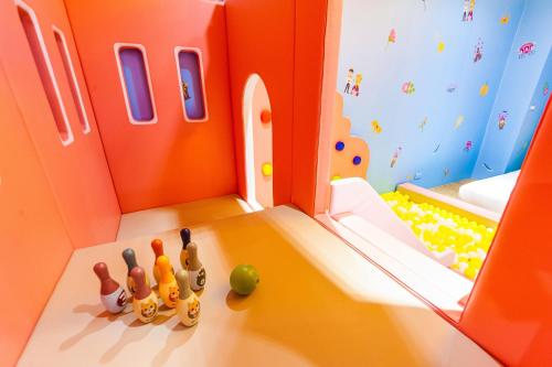 una casa lego con tres estatuillas en una habitación en 童玩樂親子旅宿Toy Fun Hotel en Luodong