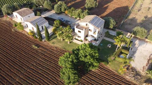 widok z powietrza na dom z panelami słonecznymi w obiekcie Orecchie di Lepre w Syrakuzach