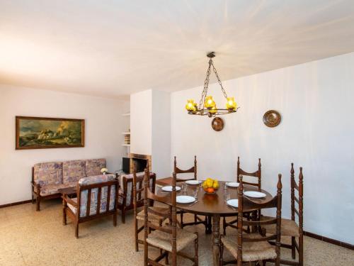 jadalnia ze stołem i krzesłami w obiekcie Apartment S'Esquirols-6 by Interhome w mieście Begur