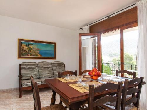comedor con mesa y sofá en Apartment S'Olivera-5 by Interhome en Begur