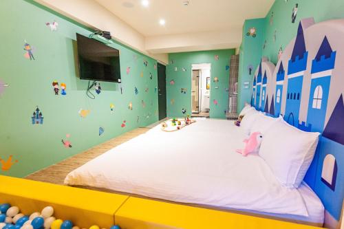 Una cama o camas en una habitación de 童玩樂親子旅宿Toy Fun Hotel