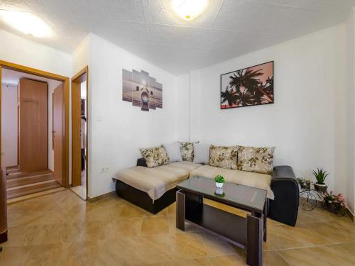 ein Wohnzimmer mit einem Sofa und einem Tisch in der Unterkunft Prlender Apartment in Čibača