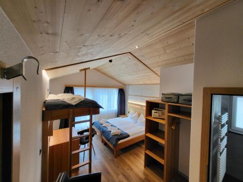 een slaapkamer met een stapelbed in een kamer bij Hotel Europa in Saas-Fee