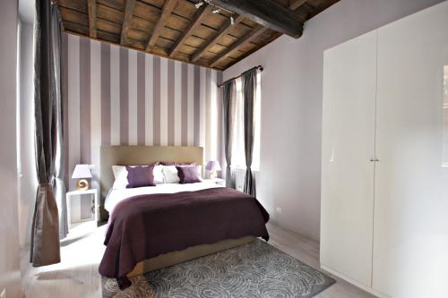 Living Rhome-SpanishSteps في روما: غرفة نوم بسرير كبير وبجدران مخططة
