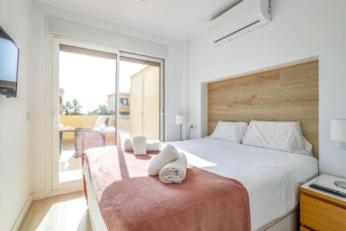 um quarto com uma cama com duas toalhas em OleHolidays 326 Romana Playa vistas al mar em Marbella