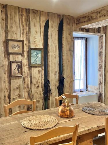 une salle à manger avec une table et des chaises en bois dans l'établissement La Porteille, à Ax-les-Thermes