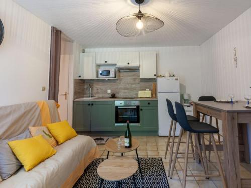 un salon avec un canapé et une table et une cuisine dans l'établissement Apartment Les Manoirs de la Côte by Interhome, à Varaville