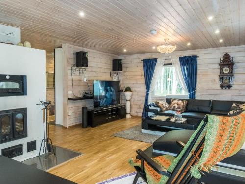 Et tv og/eller underholdning på Holiday Home Suomela by Interhome