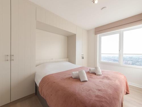 um quarto com uma cama com duas toalhas em Apartment Beachhouse with parking by Interhome em Blankenberge