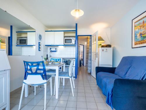 un salon avec un canapé, une table et des chaises dans l'établissement Apartment Cap Sud-8 by Interhome, à Canet