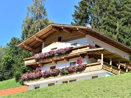 a building with flowers on the side of it at Apartment Sonnigs Platzl by Interhome in Stumm