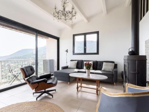 un salon avec un canapé et une table dans l'établissement Holiday Home Les Terrasses de L'Eau Blanche-4 by Interhome, à Cavalaire-sur-Mer