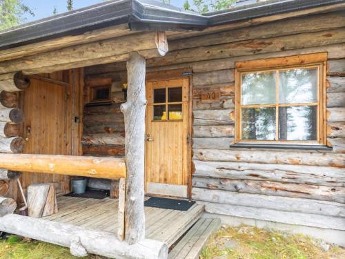 Cette cabane en rondins dispose d'une véranda et d'une porte. dans l'établissement Holiday Home Rinnekero 3 a by Interhome, à Pyhätunturi