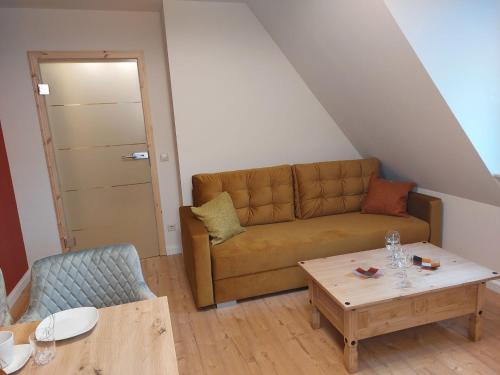 ein Wohnzimmer mit einem Sofa und einem Tisch in der Unterkunft Apartment Räuberhauptmann Karasek by Interhome in Hain