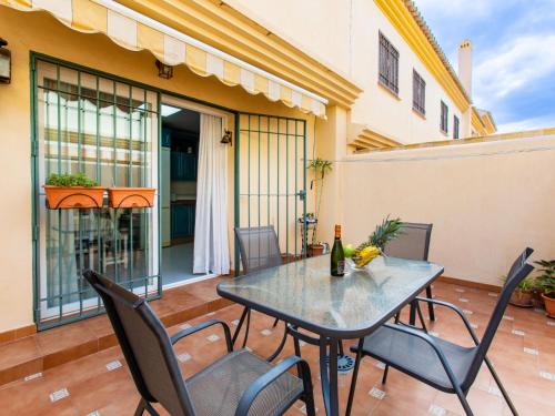 een patio met een tafel en stoelen op een balkon bij Holiday Home Villa Corales by Interhome in Torre de Benagalbón